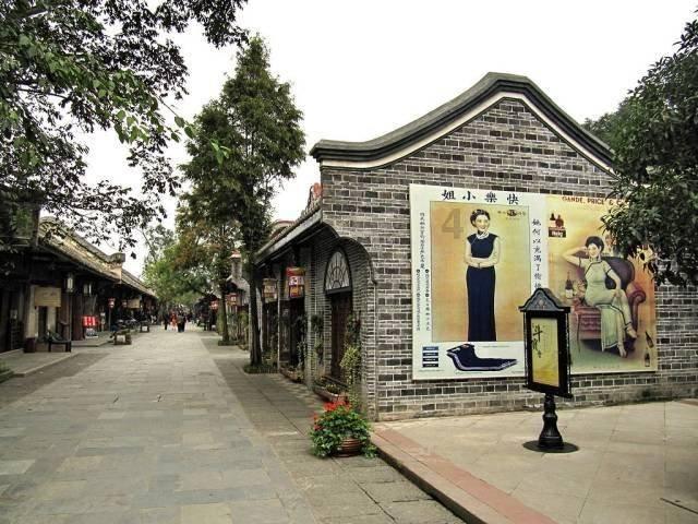 一对男女在林区被群猴围住追打，镇政府：是野生猴，不逗它没事